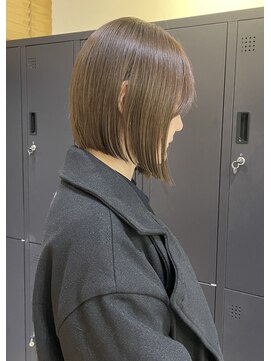 ヌイ 横浜(nui) 首がスッキリ見える切りっぱなしボブ_オリーブベージュ