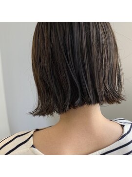 ポーズ(PAUSE) 切りっぱなしボブ×グレーアッシュ