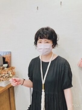 ナウラ(Naurra) 黒髪ショート×ツヤ髪パーマ