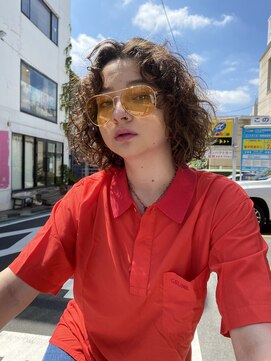 アデ オモテサンドウ(ade omotesando) レイヤーボブのベースにスパイラルパーマで作る海外トレンドヘア