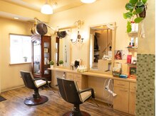 EKO美容室の雰囲気(木目調の温かい雰囲気です♪)
