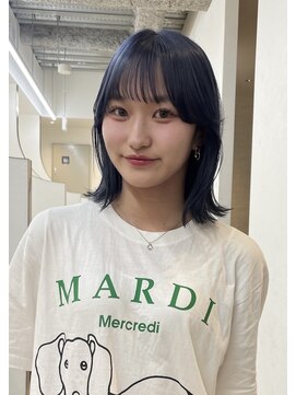ソレイユトウキョウシブヤ(SOLEIL TOKYO shibuya) ミディアム外ハネレイヤーブリーチブルーブラック