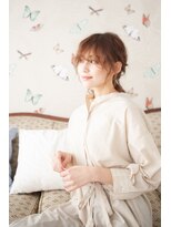 シエル(Ciel)&nbsp;後れ毛とくるりんぱでこなれたアレンジヘアに