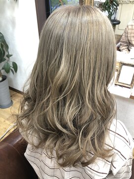 リリー ヘアーアンドビューティー(Lily) ミルクティーベージュカラー