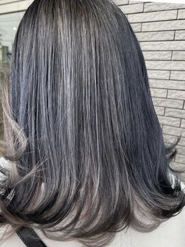 フレイムスヘアデザイン(FRAMES hair design) 赤味オレンジをしっかり消したシルバーグレージュ。