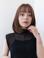 20代30代大人可愛いグレージュカラー斜めバングショートボブ