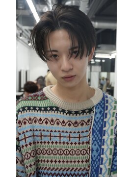 ピア ヤクイン(Pia Yakuin) センターパート　前下がり　メンズヘア