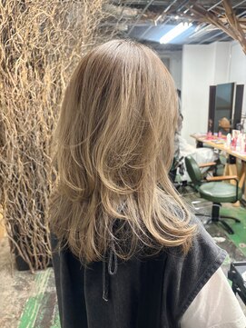テイ(tei) ハイライト/レイヤーカット/グラデーション/ベージュカラー