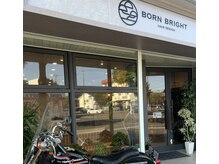 ボーンブライト(born bright)の雰囲気（外から見た店内！縦長のお店なので奥に広くてゆったりできますよ）