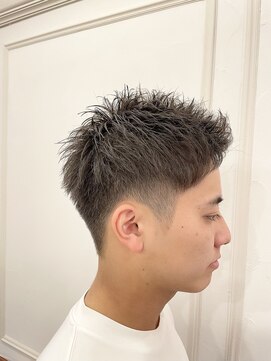 リバティシェアバーバー 銀座(LIBERTY SHARE BARBER) ツーブロック刈り上げ×アップバングショート　サイドパート