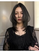 ピア ヤクイン(Pia Yakuin)&nbsp;ハッシュレイヤーカット/グレージュカラー/ミディアムヘア