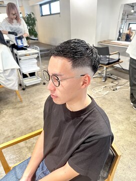 ザ オーダー(THE ORDER) フェザーアップミドルスキンフェードバーバースタイル刈り上げ