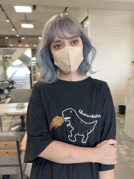 イェッカ パビル(YECCA pabil) ホワイトシルバー×インナーカラー水色（ブリーチ2回）