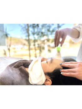 第一印象を左右する眉やひげのデザインは、骨格や輪郭とヘスタイルのバランスで整えます。お悩みもお気軽に