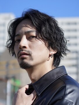 大人の波巻きスパイラルパーマミディアムロングメンズカットヘア