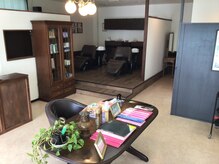 アンドコーカラーデザイン(&Co color design)の雰囲気（広々とした店内で日常を忘れて癒されに来てください♪）