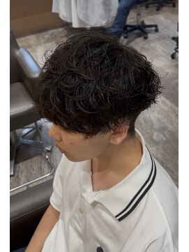 Hale hair salonメンズサロン/メンズカット/メンズパーマ/髪質改善/たまプラーザ Hale波巻きツイストスパイラルパーマ刈り上げセンターパート