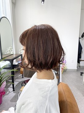 コノ(cono) ピンクアッシュのコンパクトボブ