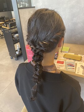 アチーブリス(achieve Liss) 大人可愛いインナーカラー編みおろしヘアアレンジ