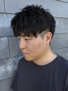 ヒュイル バイ ニアウ(Hwyl by Niau) メンズショートセンターパートスパイラルパーマニュアンスパーマ