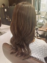 エミュー(emue)&nbsp;20代30代レイヤーカット/艶髪明るめカラーグレージュ