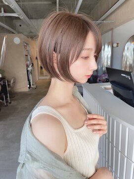 テオ(Theo) Theo / カーキベージュ /  ナチュラルカール / ショートヘア