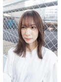 ナチュラルベージュのぱつっとミディアムスタイル
