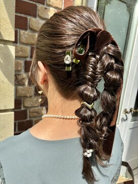 タバサ ジーアンドコウ(tabasa G&Co) ツインポニーテールアレンジ 結婚式 ねじりアレンジ