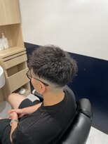 リバティシェアバーバー 銀座(LIBERTY SHARE BARBER)&nbsp;男らしさ全開！ツイストパーマ×極薄スキンフェード