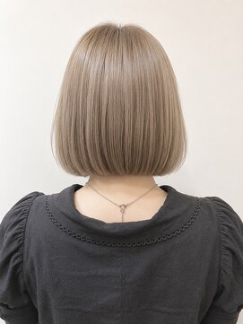 リリー シンジュク(Lilly) 【Lilly新宿】#ミルクティー#前下がりボブ#ショート#顔まわり