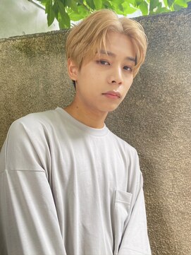 コンティニュー オモテサンドウ(CONTINUE OMOTESANDO) ミルクティーベージュナチュラルセンターパートメンズカット