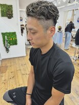 ユイマァルスロウ(YUIMARL SLOW)&nbsp;“ホワイトメッシュオールバックパーマ”