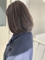 ロカ(roka)&nbsp;大人可愛い根元白髪染めアッシュグレージュのレイヤーボブ