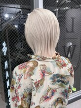 《ダメージレスは塗布技術から。》LOWRLの繊細なブリーチ塗布技術で、ダメージを最小限に。［ブリーチ］