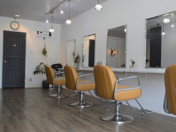 フィルメヘアー(filme hair)の写真/広々とした店内で過ごしやすい◎マンツーマンで丁寧に向き合いながら、お悩みや要望を細かく汲み取る！