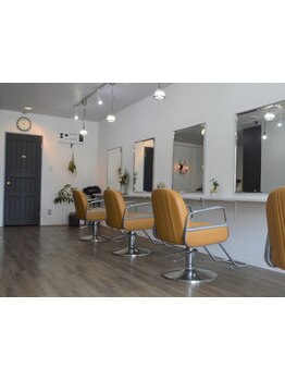 広々とした店内で過ごしやすい◎マンツーマンで丁寧に向き合いながら、お悩みや要望を細かく汲み取る！