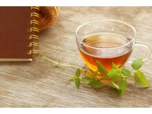 ドリンクサービスと一緒に、人気ハンドクリームのお試しもご用意♪スマホ充電器・Wi-Fiもご利用頂けます！