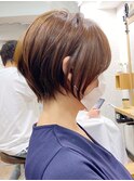 大人ショートボブ、白髪ぼかしハイライト、丸みくびれ【BISA】