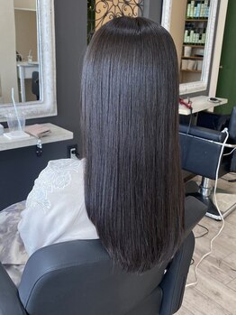 フリーダム マティーニ 姫路駅前店(freedom martini)の写真/【姫路駅☆徒歩1分】まっすぐ過ぎないナチュラルストレート＊縮毛矯正＋カット＋髪質改善ケア¥12000♪