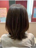 毛先を遊ばせたミディアムウルフ