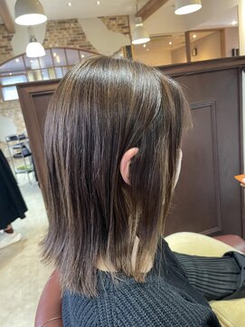 アドラーブル 女池店(adorable) 【外ハネ】【ミディアム】【白髪ぼかし】