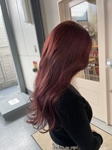シダ(sida SAIIN) 赤髪ロング20代チェリーレッドゆる巻き
