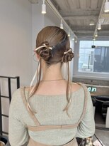 人気ゆるふわ可愛いベージュカラーツインテールリボンアレンジ