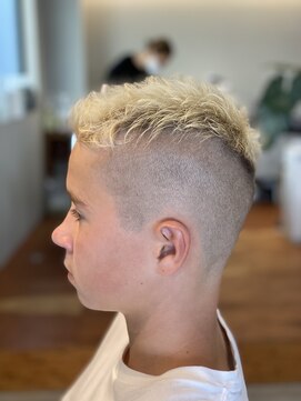 マイル(Mile) ブロンド ツーブロックショート