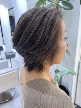 ステア ケース(stair case) 陽に当たるごとに徐々に明るく。アクティブさん向け白髪ぼかし