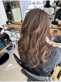レイヤーカットとハイライトとベージュカラー