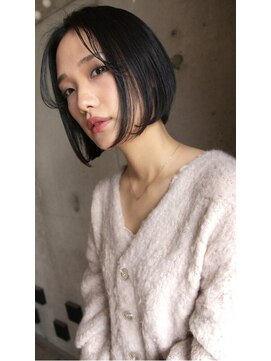 ヘアーアンドメイク ファット(Hair&Make PHAT) アッシュブラック大人クールなセンターパートボブ