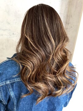 アイリス 天文館店(AIRIS) ハイライトカラー ブリーチカラー ハイトーンベージュ 20代 艶髪