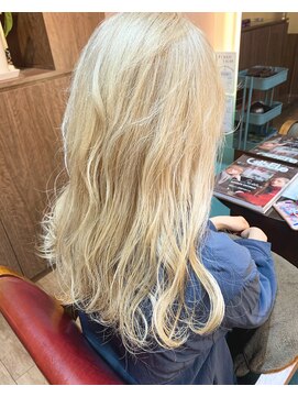 ビヨンドイー(beyond E) ホワイトベージュカラー