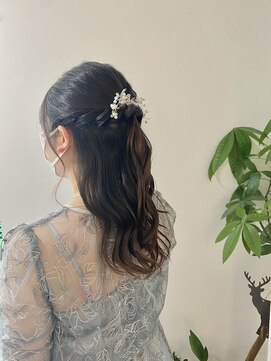ヘアーアンドメイクアップモパ ハーフアップアレンジ